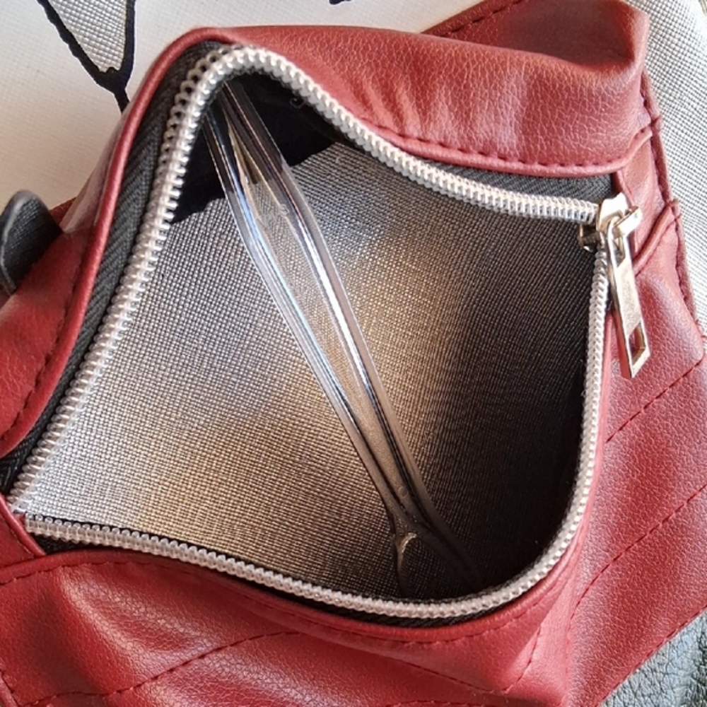 Peanuts Backpack with Black Interior. Exellent Cond. - Picture 11 of 16